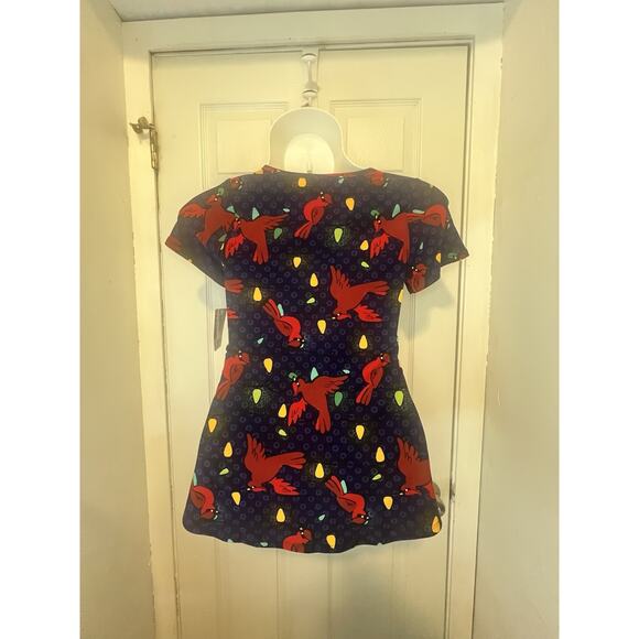 NWT LuLaRoe Classic T Shirt Size S – Holiday Cardinals & Lights Print Soft - Picture 2 of 8